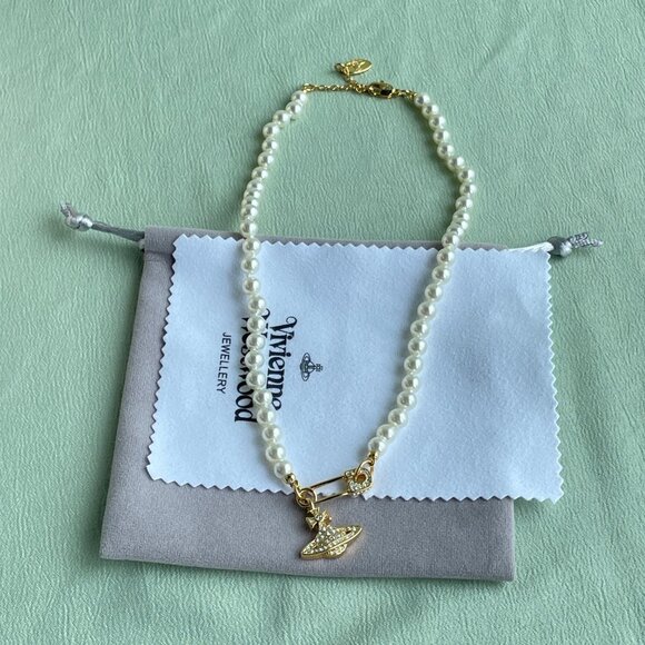 Vivienne Westwood Single Layer Pearl Golden Yellow Pin Necklace - Picture 4 of 9